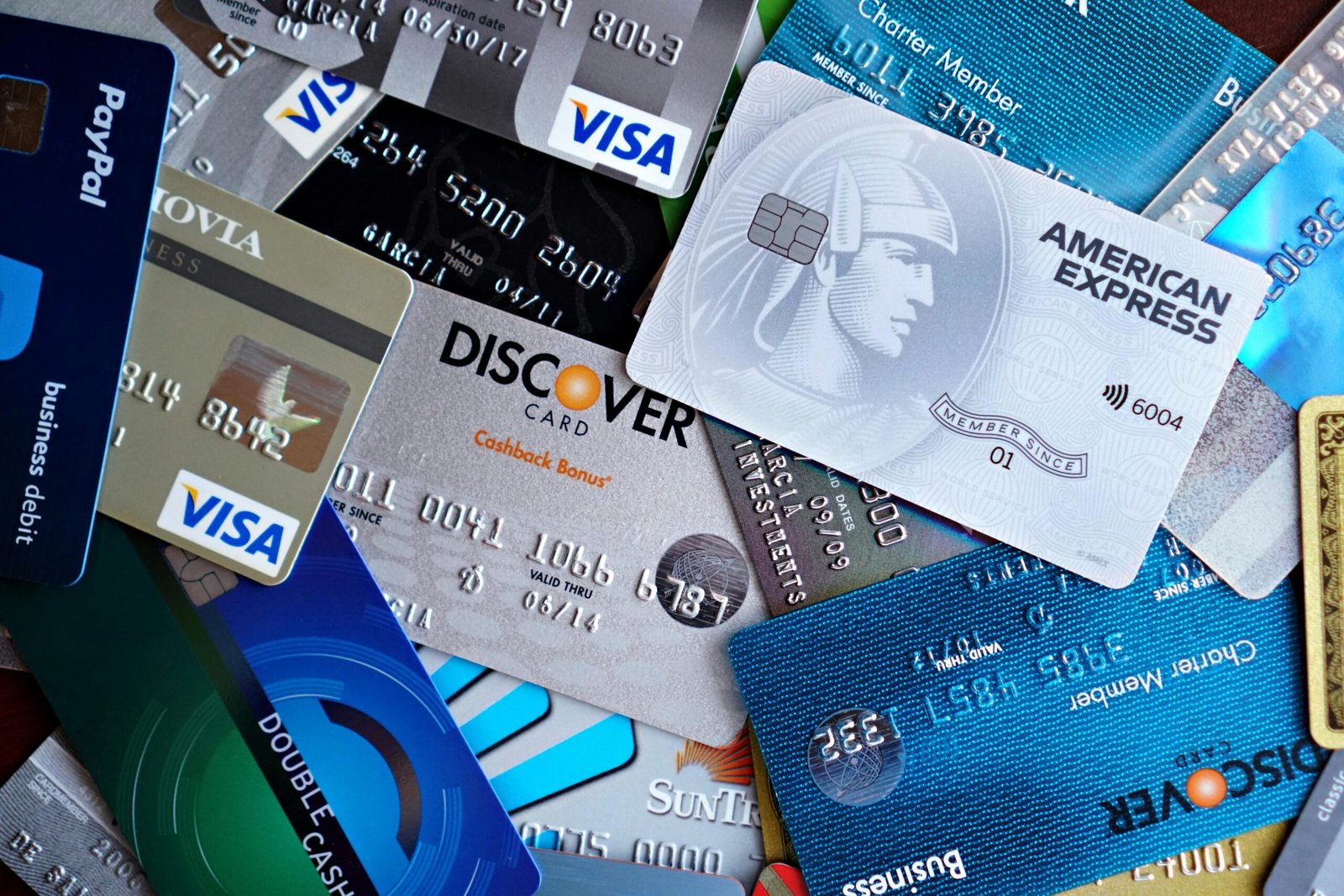 Chart showing major credit card risks such as high interest and overspending